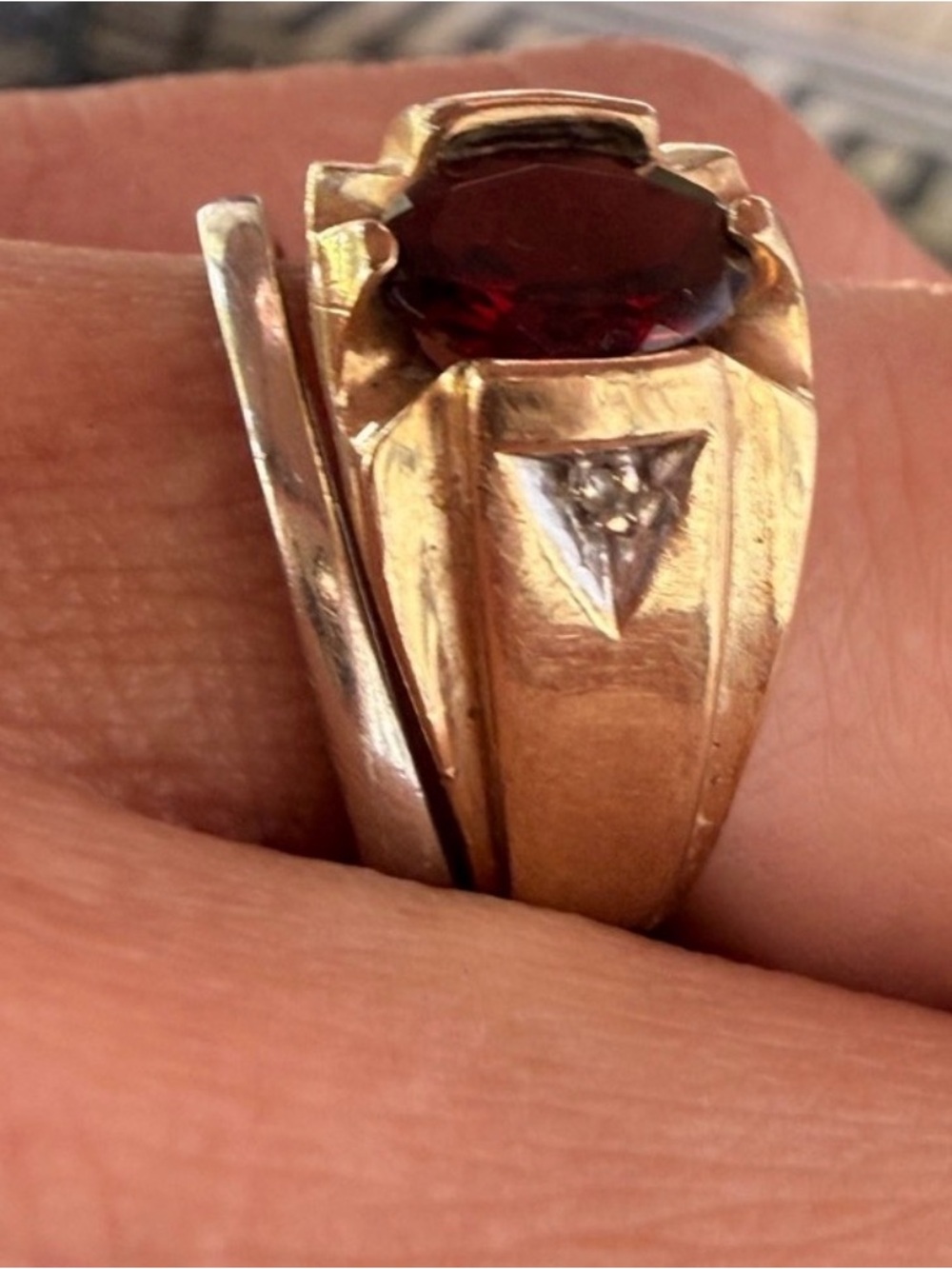 ✨10K Yellow Gold Garnet Ring ✨
   SZ 7-8 please see pics